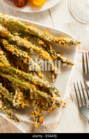 In casa Panko Asparagi impanati con spezie assortite Foto Stock