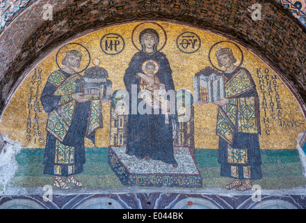 Decimo cn Mosaico della Vergine e il bambino fiancheggiata da imperatori Giustiniano e Costantino Hagia Sophia, Sultanahmet, Istanbul, Turchia Foto Stock