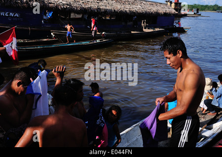 Nuoto concorrenza il giorno di San Pedro e San Pablo - Porto di Punchana a Iquitos . Dipartimento di Loreto .PERÙ Foto Stock