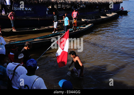 Nuoto concorrenza il giorno di San Pedro e San Pablo - Porto di Punchana a Iquitos . Dipartimento di Loreto .PERÙ Foto Stock