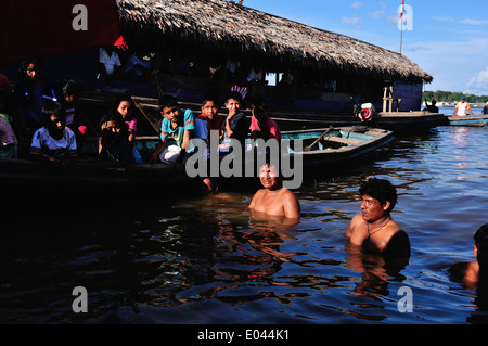 Diving Concorrenza nel giorno di San Pedro e San Pablo - Porto di Punchana a Iquitos . Dipartimento di Loreto .PERÙ Foto Stock