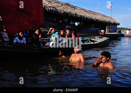 Diving Concorrenza nel giorno di San Pedro e San Pablo - Porto di Punchana a Iquitos . Dipartimento di Loreto .PERÙ Foto Stock