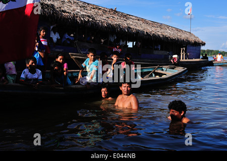 Diving Concorrenza nel giorno di San Pedro e San Pablo - Porto di Punchana a Iquitos . Dipartimento di Loreto .PERÙ Foto Stock