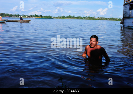 Nuoto concorrenza il giorno di San Pedro e San Pablo - Porto di Punchana a Iquitos . Dipartimento di Loreto .PERÙ Foto Stock