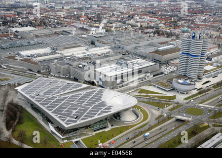 BMW-Welt o BMW World di Monaco di Baviera, con la fabbrica BMW e HQ dietro. Foto Stock