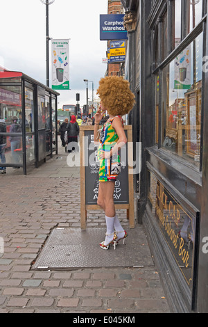 L uomo a trascinare fuori il tappo nero pub di Camden Town, Londra. Foto Stock