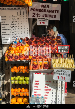 Succo di frutta fresca fornitore su una strada di Galata, Beyoglu, Istanbul, Turchia. Foto Stock