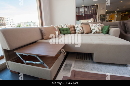 Grande divano con armadio e cuscini sui display in showroom di mobili Foto Stock