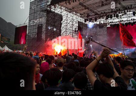 Pechino, Cina. Il 1 maggio, 2014. La folla danzante al Midi Festival di musica, uno della Cina il più grande festival della musica rock, ospitato da Pechino Midi Scuola di Musica. Sin dalla sua inaugurazione nel 1997 è stato tenuto ogni anno a Pechino durante il giorno di maggio annualmente in una delle tre città cinesi di Pechino, Shanghai e Shenzhen. © Jiwei Han/ZUMA filo/ZUMAPRESS.com/Alamy Live News Foto Stock