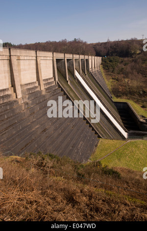 Vista ravvicinata di acqua che scorre su una sezione della alta, ripide facciate, diga in calcestruzzo a Thruscross serbatoio - North Yorkshire, Inghilterra, Regno Unito. Foto Stock