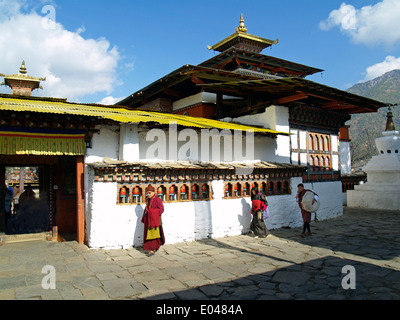 Il pattinamento delle ruote della preghiera presso il monastero Kichu a paro,Bhutan Foto Stock