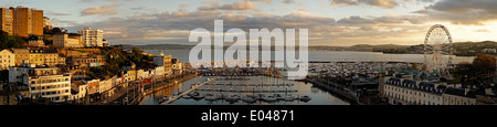 GB - DEVON: Torbay con Torquay Harbour & Città in primo piano Foto Stock