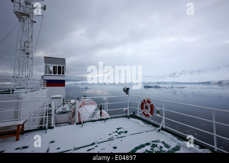 Expedition nave coperta di neve ormeggiata in Fournier Bay sull'Isola di Anvers Antartide Foto Stock