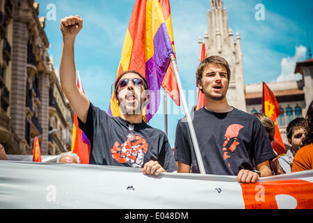 Barcellona, Spagna. 1 maggio 2014: Un protestor urla slogan come egli marche durante la giornata di lavoro di dimostrazione nel credito di Barcellona: matthi/Alamy Live News Foto Stock