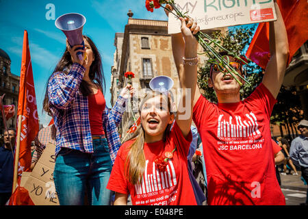 Barcellona, Spagna. 1 maggio 2014: Giovani socialisti partecipare alla giornata del lavoro manifestazione a Barcellona gridando slogan Credito: matthi/Alamy Live News Foto Stock