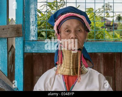 Ritratto di un Paudaung lungo collo donna, Lago Inle, Myanmar Foto Stock