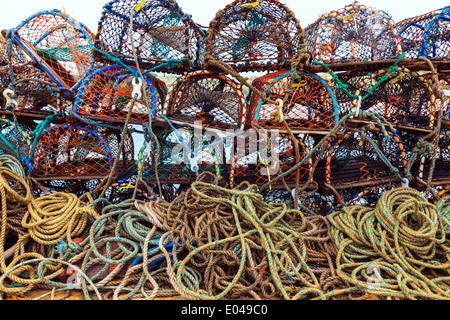 Collezione di vasi di aragosta e la corda, impilati su un harbourside a Seahouses, Northumberland, England, Regno Unito Foto Stock