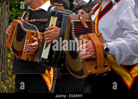 Immagine astratta di musicisti di suonare in una band per morris ballerini. Foto Stock