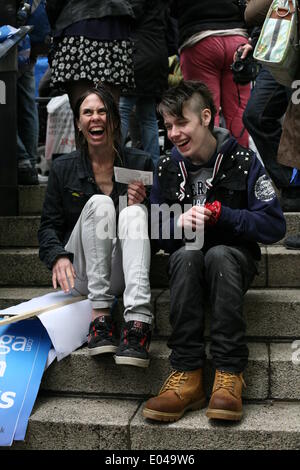 Londra, Regno Unito. Il 1 maggio, 2014. Occupare Londra organizza una scheggia di marzo dal principale può parata del giorno a Londra per protestare contro la pay day loan company, Wonga, a Londra, Regno Unito, il 1 maggio 2014. Credito: Jay Shaw Baker/NurPhoto/ZUMAPRESS.com/Alamy Live News Foto Stock