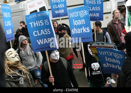 Londra, Regno Unito. Il 1 maggio, 2014. Occupare Londra organizza una scheggia di marzo dal principale può parata del giorno a Londra per protestare contro la pay day loan company, Wonga, a Londra, Regno Unito, il 1 maggio 2014. Credito: Jay Shaw Baker/NurPhoto/ZUMAPRESS.com/Alamy Live News Foto Stock