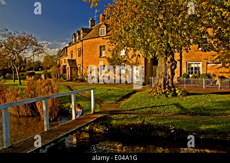 Villaggio di Cottswold di Lower Slaughter con il River Eye e cottage in pietra, Gloucestershire. Foto Stock