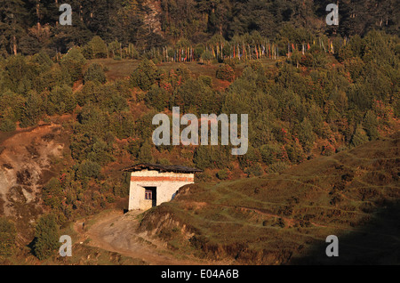 Piccolo edificio alloggiamento ruote della preghiera, Merak e Sakteng trek, Est Bhutan Foto Stock
