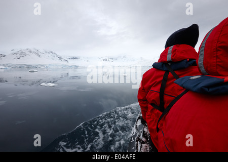 I passeggeri a bordo di un Zodiac esplorare fournier bay in escursione in Antartide Foto Stock