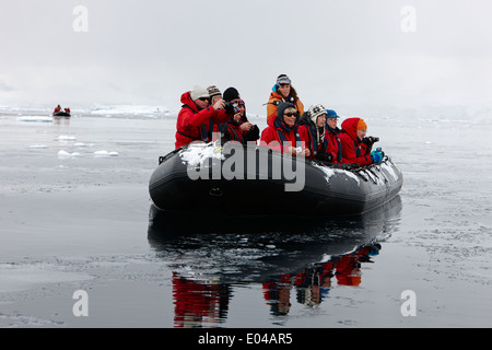 Passeggeri a bordo zodiacs ottenere pronto a scattare foto in escursione nella baia di fournier antartide un oceano expeditions Foto Stock