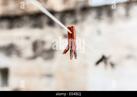 Alcuni vecchi e weathered mollette impiccato su un whire Foto Stock