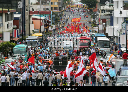 San Jose, Costa Rica. Il 1 maggio, 2014. Le persone prendono parte a marzo per contrassegnare la Festa del lavoro in San Jose, la capitale della Costa Rica, il 1 maggio 2014. Credito: Kent Gilbert/Xinhua/Alamy Live News Foto Stock