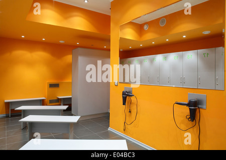 Lusso e molto pulito spogliatoio in stile europeo Foto Stock