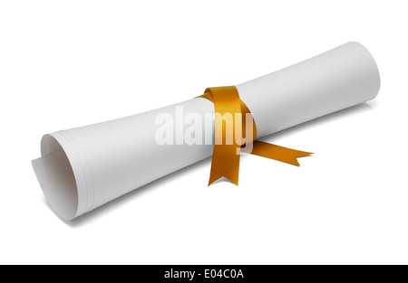 Diploma legate con nastro color oro su un isolato bianco sullo sfondo. Foto Stock