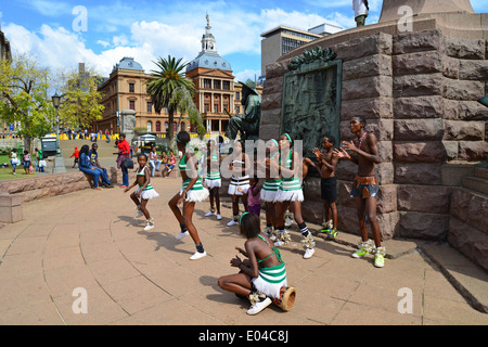 Bambini Danza Zulu troupe in piazza della chiesa (Kerkplein), Pretoria, provincia di Gauteng, Repubblica del Sud Africa Foto Stock