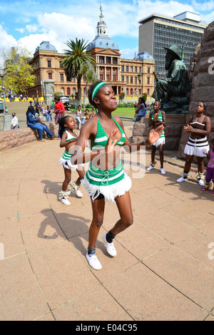 Bambini Danza Zulu troupe in piazza della chiesa (Kerkplein), Pretoria, provincia di Gauteng, Repubblica del Sud Africa Foto Stock