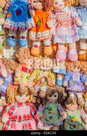 Un sacco di bambole di pezza in un mercato italiano Foto Stock