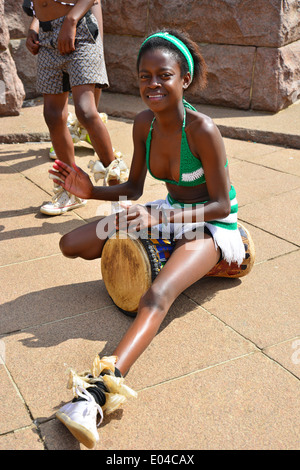 Bambini Danza Zulu troupe in piazza della chiesa (Kerkplein), Pretoria, provincia di Gauteng, Repubblica del Sud Africa Foto Stock