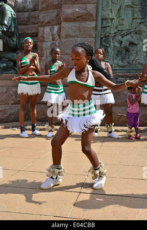 Bambini Danza Zulu troupe in piazza della chiesa (Kerkplein), Pretoria, provincia di Gauteng, Repubblica del Sud Africa Foto Stock