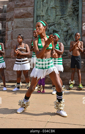 Bambini Danza Zulu troupe in piazza della chiesa (Kerkplein), Pretoria, provincia di Gauteng, Repubblica del Sud Africa Foto Stock