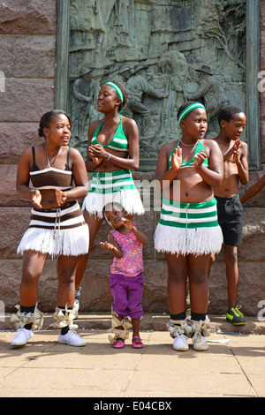 Bambini Danza Zulu troupe in piazza della chiesa (Kerkplein), Pretoria, provincia di Gauteng, Repubblica del Sud Africa Foto Stock