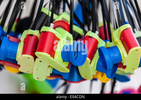 Un sacco di colorati fotocamere giocattolo impiccato in un mercato italiano Foto Stock