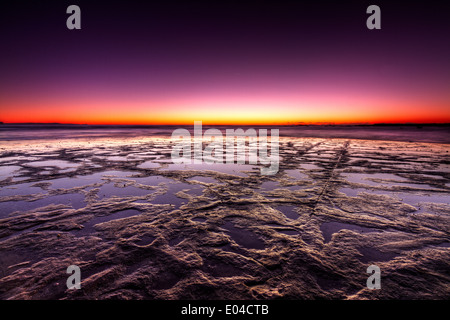 Un alba alla barriera corallina lunga piattaforma rocciosa a Sydney, in Australia. Foto Stock