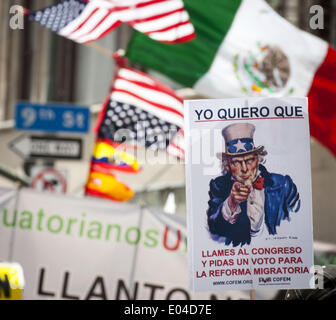 Los Angeles, California, USA. Il 1 maggio, 2014. Un poster con lo zio Sam legge in spagnolo, ''Ti voglio.Per chiamare il membro del congresso e per chiedere un voto sulla riforma dell immigrazione, ' con una bandiera americana visualizzata capovolta, un display riconosciuta come emergenza di segnalazione. Circa 1200 manifestanti con ''pieni diritti per gli immigrati, '' hanno marciato su Broadway in downtown Los Angeles nel pomeriggio del giovedì 1 maggio 2014. Credito: ZUMA Press, Inc./Alamy Live News Foto Stock