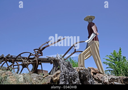 Un vecchio cavallo aratro e un modello di un uomo Foto Stock