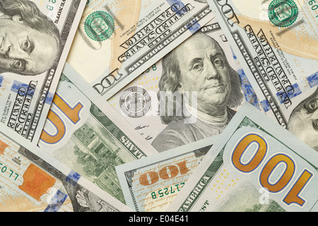 Nuove banconote da cento dollari sparsi nel mucchio piatto. Foto Stock