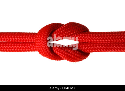 Rosso cavo di corda in un nodo isolato su sfondo bianco. Foto Stock