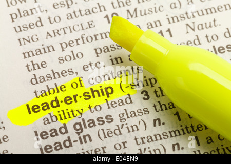 La leadership di parola evidenziata nel dizionario con marcatore giallo evidenziatore. Foto Stock