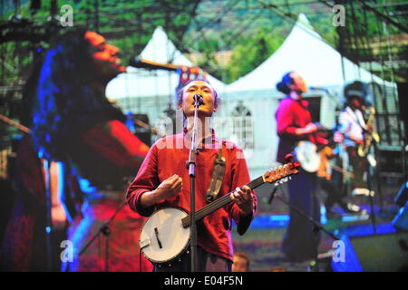 Pechino, Cina. Il 1 maggio, 2014. Una banda eseguire al 2014 Pechino Festival Midi a Pechino Capitale della Cina, 1 maggio 2014. Credito: Xiao Xiao/Xinhua/Alamy Live News Foto Stock