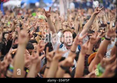 Pechino, Cina. Il 1 maggio, 2014. Gli appassionati di musica guardare spettacoli al 2014 Pechino Festival Midi a Pechino Capitale della Cina, 1 maggio 2014. Credito: Xiao Xiao/Xinhua/Alamy Live News Foto Stock