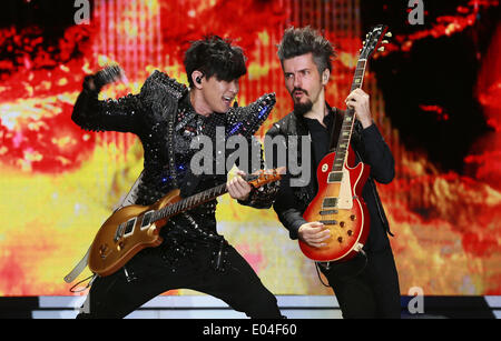 Tianjin, Cina. Il 1 maggio, 2014. Singapore è il cantante JJ Lin(L) canta sulla sua "timeline" world tour in concerto a Tianjin, Cina del nord, 1 maggio 2014. Credito: Ma Cheng/Xinhua/Alamy Live News Foto Stock