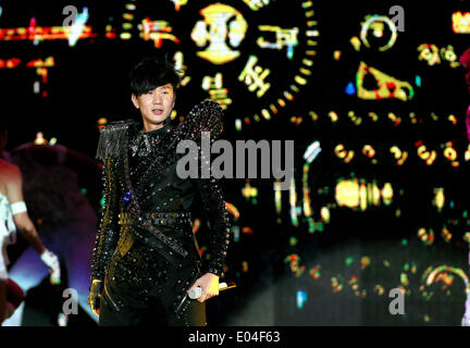 Tianjin, Cina. Il 1 maggio, 2014. Singapore è il cantante JJ Lin esegue sul suo "timeline" world tour in concerto a Tianjin, Cina del nord, 1 maggio 2014. Credito: Ma Cheng/Xinhua/Alamy Live News Foto Stock